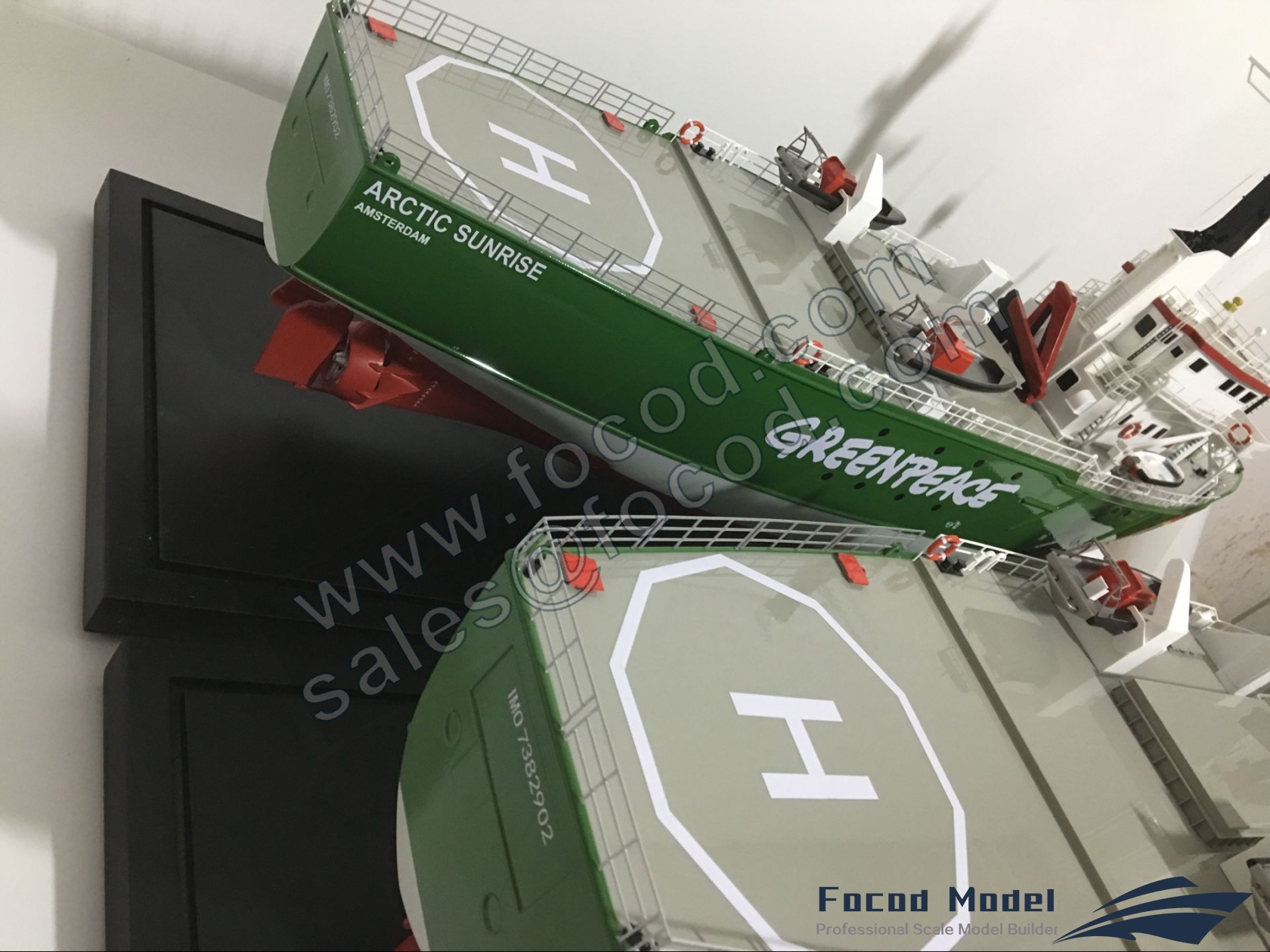 custom made model of Arctic Research boat